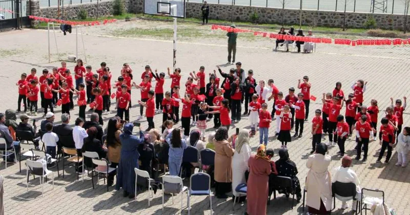 7 öğrencili okul doldu taştı: 77 kişinin katılımı ile 23 Nisan coşkuyla kutlandı