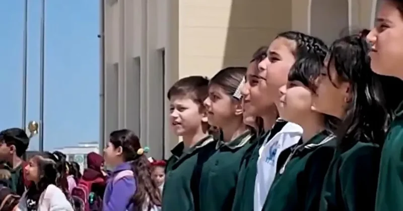 Deprem sonrası ilk 23 Nisan kutlaması! Bakan Kurum öğrencilerin heyecanını paylaştı