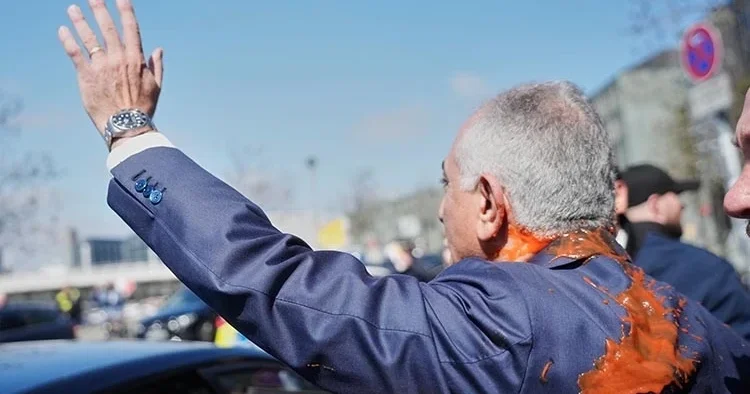 Devrik liderin oğluna Berlin de şok: Sürgündeki prense protesto