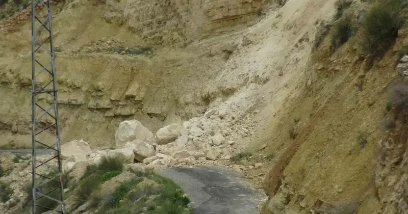 Gercüş’te dev kayalar yolu kapattı