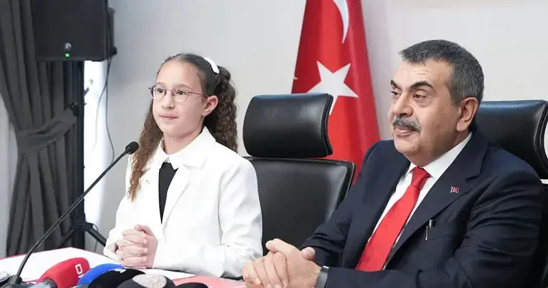 Bakan Tekin, koltuğunu 11 yaşındaki Defne ye devretti