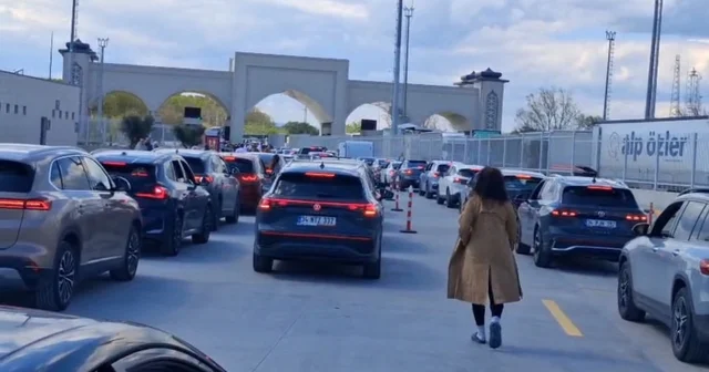 Sınır kapısında 23 Nisan yoğunluğu: Saatlerdir karşıya geçmeyi bekliyorlar Edirne Haberleri