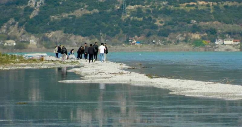 İki yanı suyla çevrili kendiliğinden oluşan yol görenleri şaşırttı