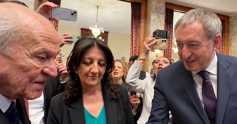 Bahçeli’den resepsiyonda dikkat çeken temas: DEM Parti heyetiyle tokalaştı