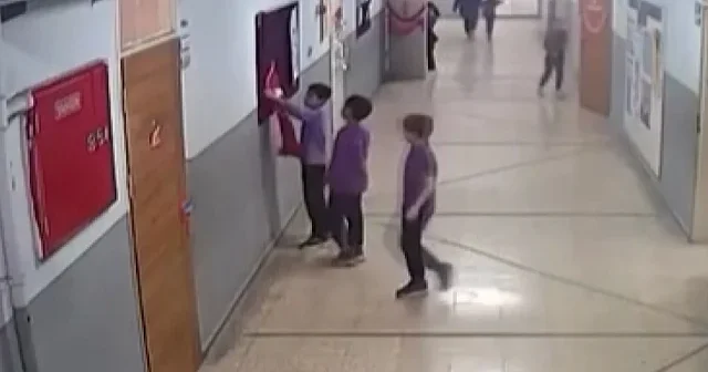 Bursa’da minik öğrencilerin büyük duyarlılığı kalplere dokundu: Türk bayrağını görünce hemen koştular VİDEO İZLE