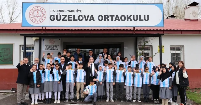 Güzelova da 23 Nisan coşkusu: Rektör Hacımüftüoğlu, Minik yüreklerle bayram sevincini paylaştı Erzurum Haberleri