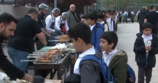 Öğrencilere moral vermek için okulda kebap dağıttı VİDEO İZLE