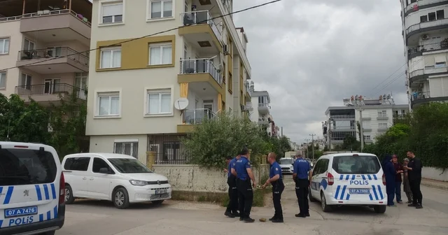 Aracın anahtarını vermeyen annesine sinirlenince eve pompalı tüfekle ateş açtı Binada büyük panik yaşanırken şüpheli olay yerinden kaçtı Antalya Haberleri