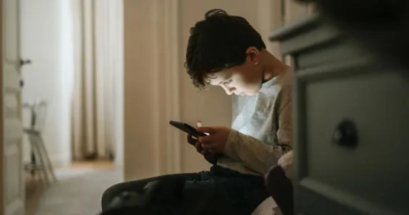 Ekran kullanımı iskelet sistemini tehdit ediyor: İlkokul çağındaki çocuklarda fıtık alarmı!