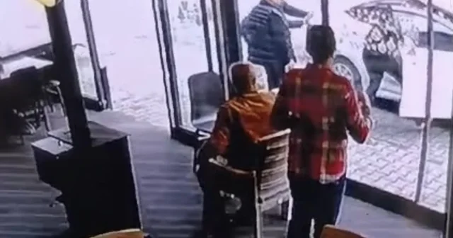 Bartın da el freni çekilmeyen otomobili son anda durdurdu Bartın Haberleri