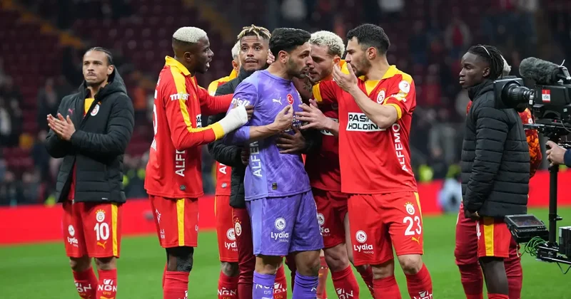 Taraftarlar önce ıslıkladı! Maçtan sonra destek verdiler