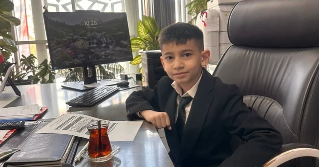 Müdür koltuğuna oturan küçük çocuk ilk talimatıyla arkadaşlarını sevindirdi Afyonkarahisar Haberleri