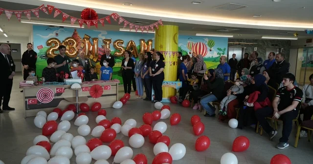 Hastanede 23 Nisan sevinci: Minik kahramanların yüzü güldü Erzurum Haberleri