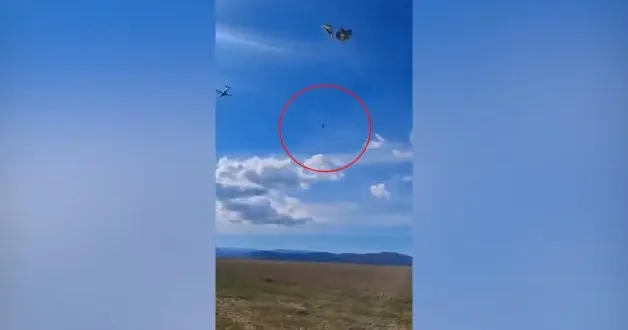 İtalya da uçaktan paraşütle indirilmesi planlanan askeri araç yere çakıldı