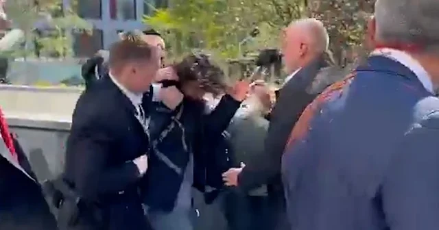 Devrik İran şahının oğlu Rıza Pehlevi’ye kırmızı boya atıldı VİDEO İZLE