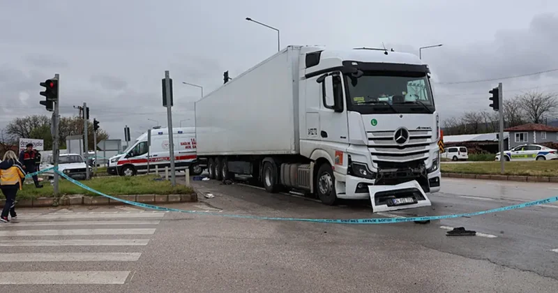 Taziye dönüşü facia! Annesinin kucağından fırladı, TIR ın altında can verdi