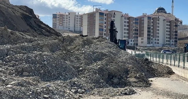 Yüksekova da toprak kayması: Pizok yolu 18 gündür kapalı Hakkari Haberleri