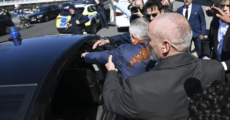 İran ın devrik liderinin oğlu Rıza Pehlevi ye saldırı! Ensesine isabet etti