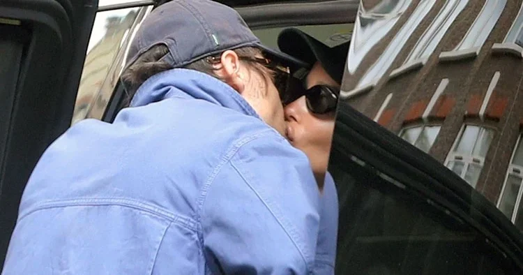 Babasından ‘Kızımı oyalama’ uyarısı geldi, nişan yüzüğü ortaya çıktı… Ünlü çift evlilik yolunda