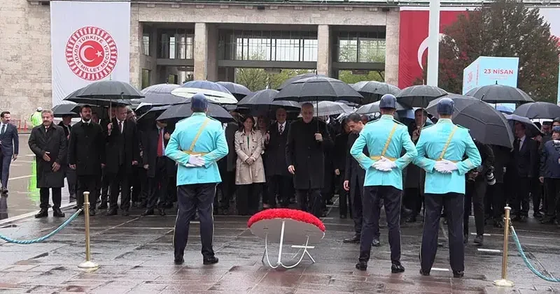 Kurtulmuş, TBMM deki Atatürk Anıtı na çelenk bıraktı