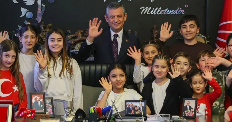 Özgür Özel 23 Nisan da makam koltuğunu Hataylı Elisa Dok a devretti