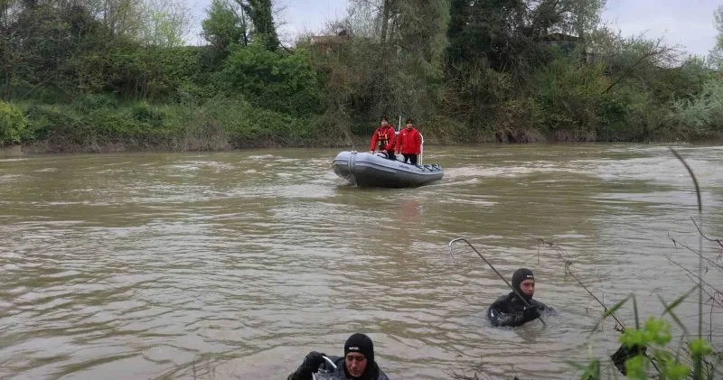 Sakarya Nehri nde kaybolan 6 yaşındaki çocuğu arama çalışmaları sürüyor Sakarya Haberleri