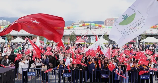 Osmangazi Belediyesi nden çocuklara 3 gün sürecek bayram hediyesi Osmangazi Belediyesi nden çocuklara özel meydan 23 Nisan coşkusu Osmangazi Meydanı nda yaşanıyor Bursa Haberleri