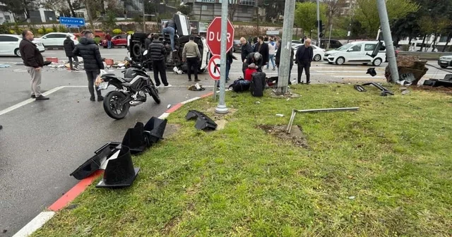 Kamyonetin sinyalizasyon direğine çarptığı kaza araç kamerasında; 4 yaralı Giresun Haberleri