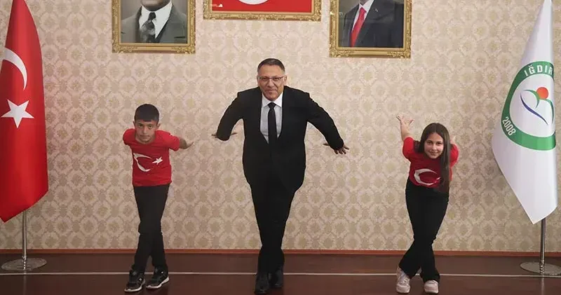 Rektörlük makamını devralan çocuklardan ‘Kartal Dansı’