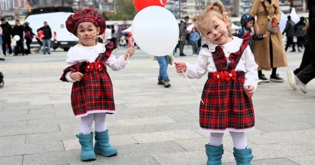 23 Nisan da çocuklar kırmızı beyaz renklerle sahne aldı Kocaeli Haberleri