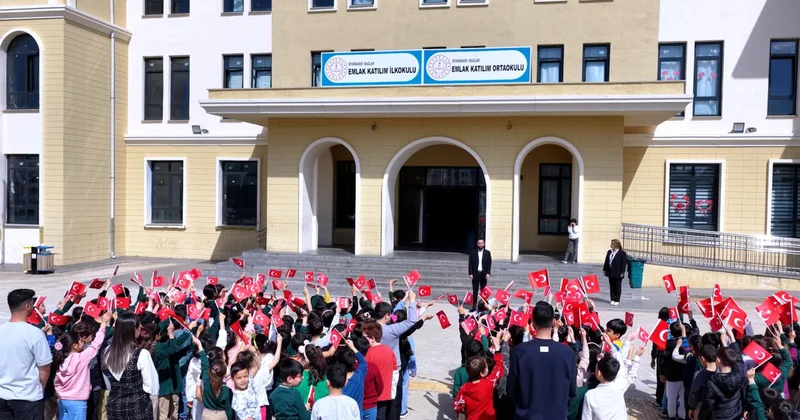 Deprem bölgesindeki okuldan 23 Nisan heyecanı