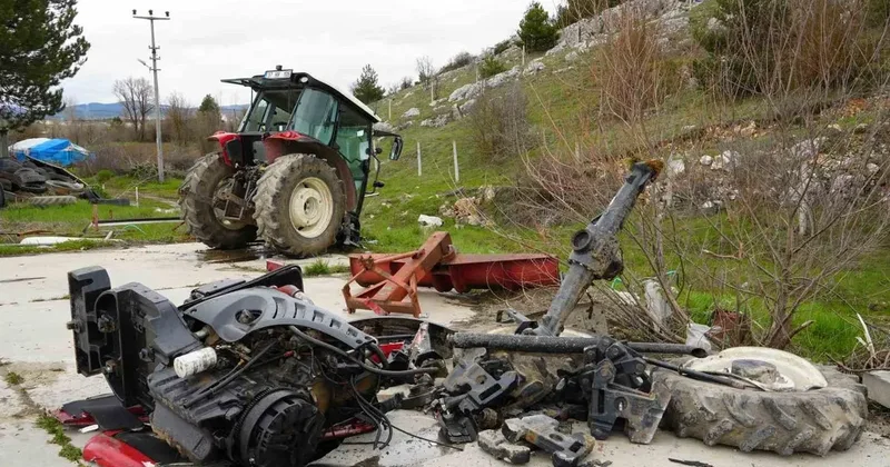 Hafif ticari araç ile çarpışan traktör ikiye bölündü: 5 yaralı