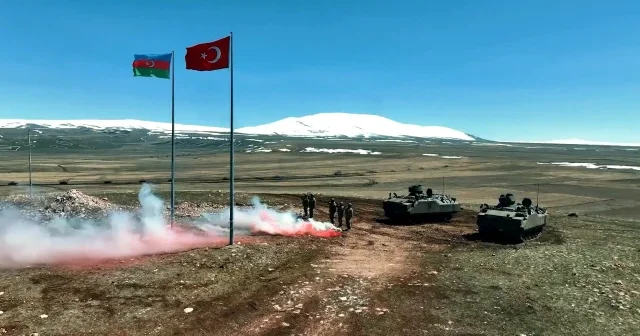 İki devlet tek millet ortak güç: Kars ta Türk Azerbaycan Silahlı Kuvvetleri nden gövde gösterisi VİDEO İZLE