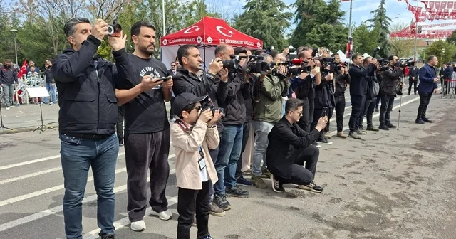 23 Nisan kutlamalarının en renkli ismi: Fotoğraf makinesini aldı, 6 yaşındaki gazeteci oldu Diyarbakır Haberleri