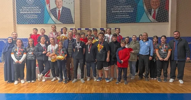 Düzce de 100 sporcu raket salladı Düzce Haberleri