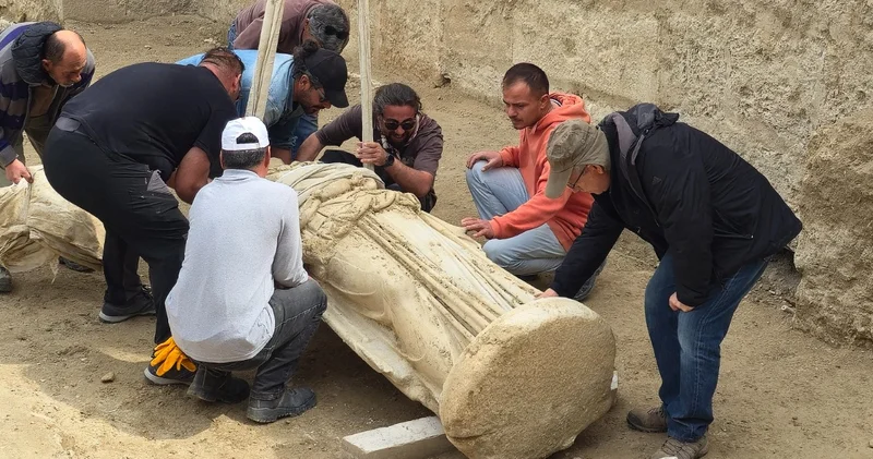 Laodikeia’da tarihi keşif! Molozların arasında bulundu... Uzunluğu iki metre
