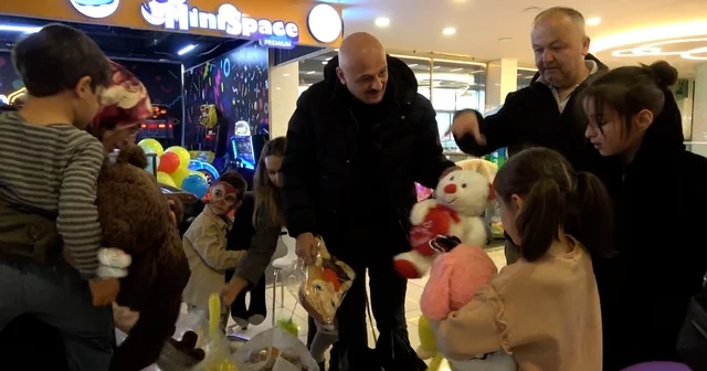 Bolu da 23 Nisan da çocukların oyuncak sevinci Bolu Haberleri