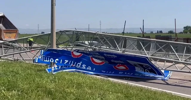 Hatay da damperi açık kalan kamyon EDS direğine çarptı VİDEO İZLE