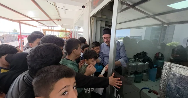 Çocuklara moral vermek isteyen esnaf, depremzede öğrencilere ücretsiz döner dağıttı Hatay Haberleri