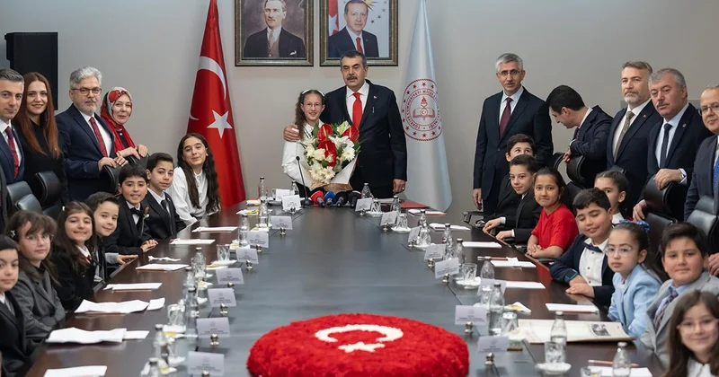 23 Nisan da Milli Eğitim Bakanlığı koltuğuna 11 yaşındaki Defne oturdu