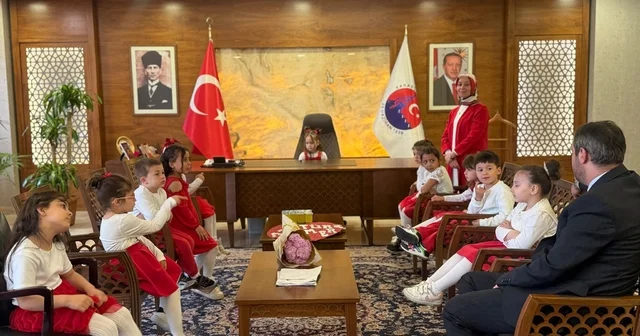 Karabük Belediye Başkanı Çetinkaya, 23 Nisan dolayısıyla öğrencileri ağırladı Karabük Haberleri