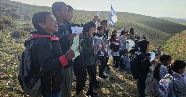 Filistinli çocuklar okul yolunu kapatan işgalcileri protesto etti VİDEO İZLE
