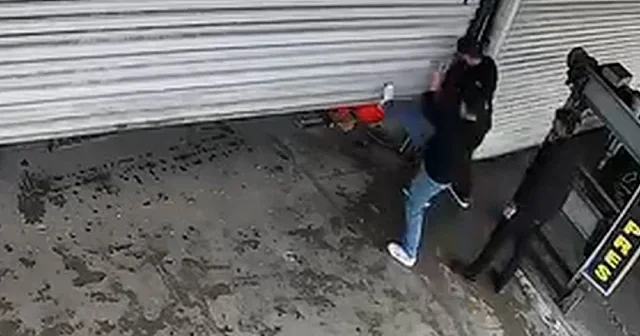 Kapanmayan otomatik kepengin tek darbeyle yerle bir olduğu anlar kamerada VİDEO İZLE