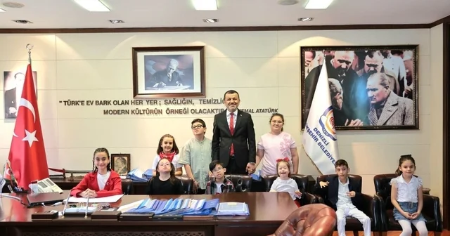 Başkan Çavuşoğlu koltuğunu çocuklara devretti Başkan Çavuşoğlu: Sizlerin ışığı yolumuzu aydınlatıyor Denizli Haberleri