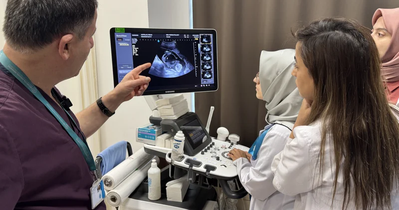 Anne karnında idrar torbası şişen ikiz bebekten biri ameliyatla sağlığına kavuştu