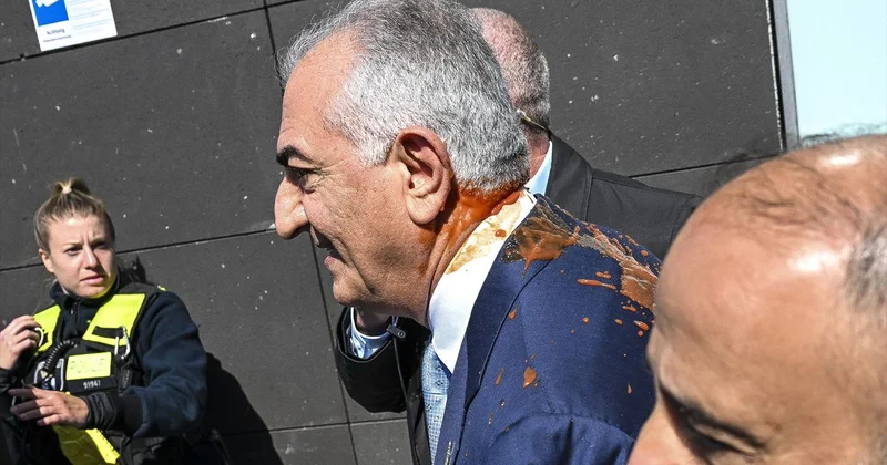 Rıza Pehlevi, cam fanus içinden kalabalığa konuştu