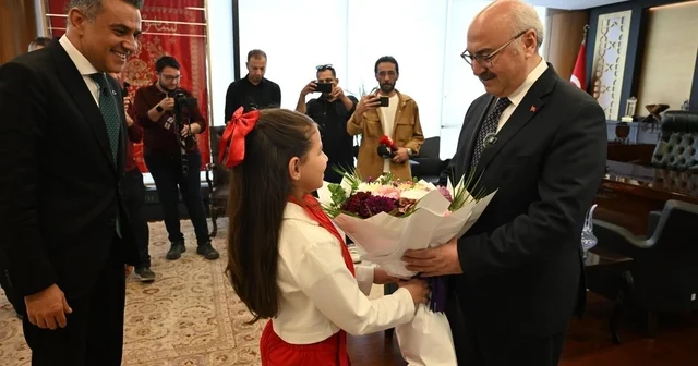 Denizli Valisi Köşger, makam koltuğunu minik İpek e devretti Denizli Haberleri