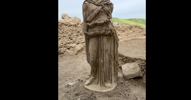 Laodikeia’da heyecan veren keşif: Bakan Ersoy paylaştı: 2 metrelik dev heykel gün ışığına çıktı! Görenler gözlerine inanamadı