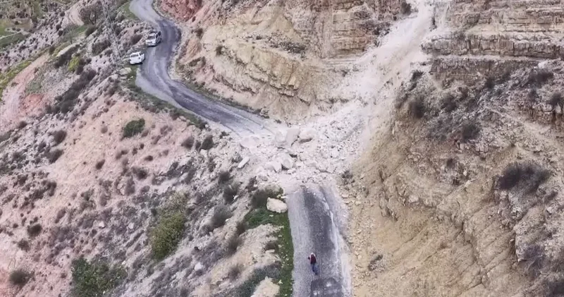 Batman da heyelan: Dev kaya parçaları köy yolunu ulaşıma kapattı