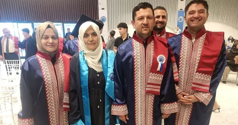 65 yaşında üniversiteden mezuniyet sevinci yaşadı